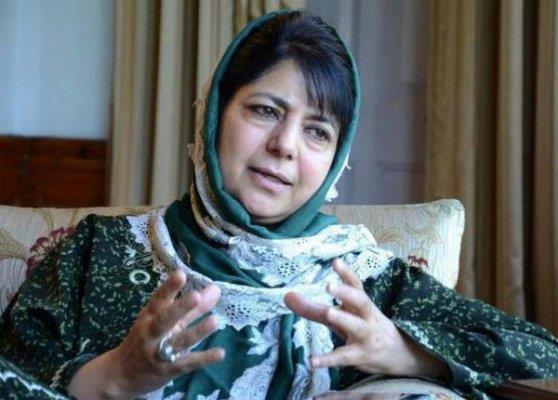 Mehbooba felicitates journalists for Ramnath Goenka award